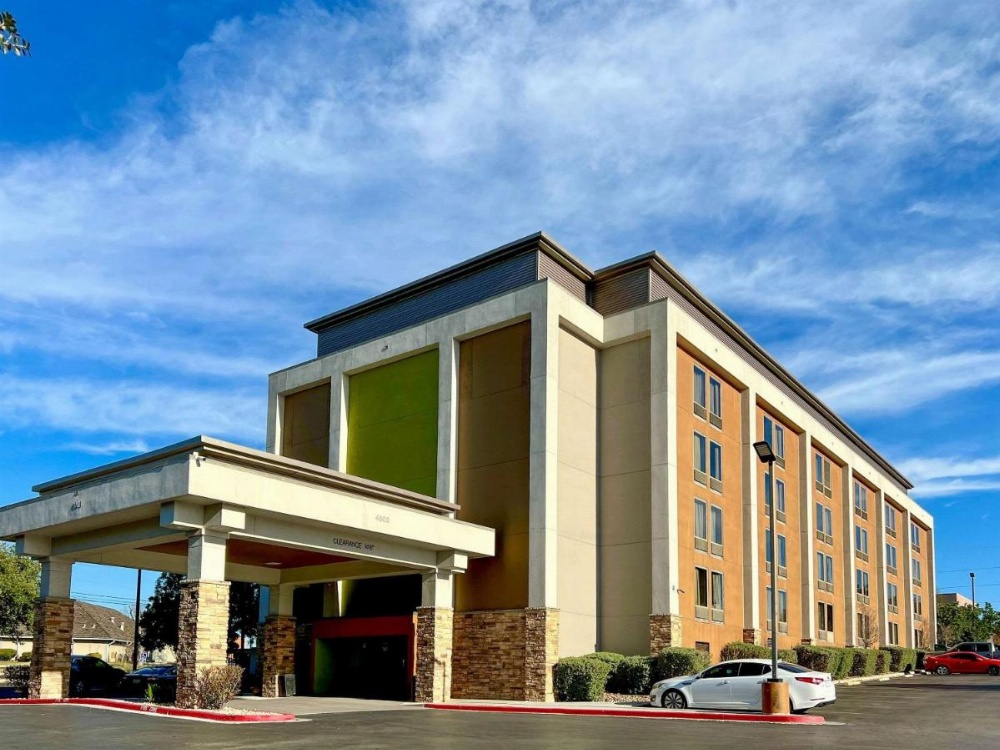 Clarion Pointe Near Medical Center Image 19
